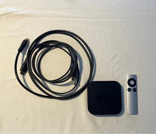 Apple TV con mando y cables