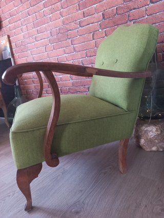 Sillón verde vintage con brazos de madera