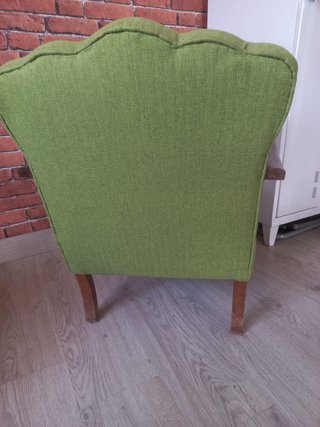 Sillón verde vintage con brazos de madera