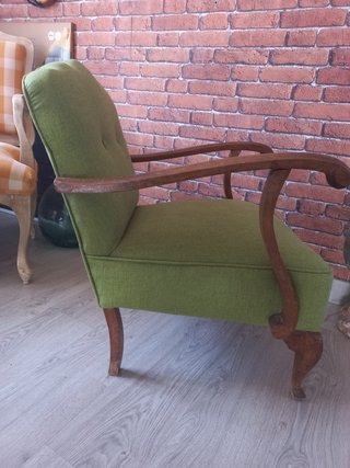 Sillón verde vintage con brazos de madera
