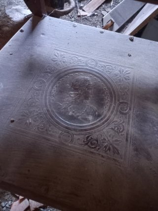 Silla antigua de madera tallada
