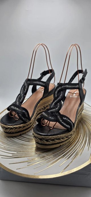 Sandalias cuña negras con pedrería talla 37
