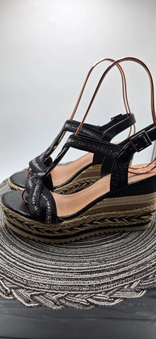 Sandalias cuña negras con pedrería talla 37