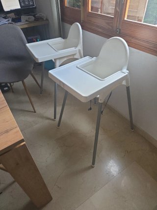 2 Seggioloni Ikea con vassoio.