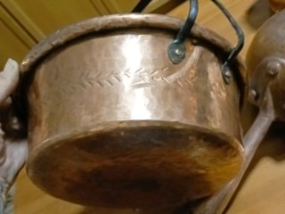Olla de cobre martillado con asa
