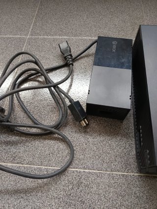 Vendo Xbox One + jogos + comando sem fios (pen)