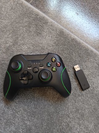 Vendo Xbox One + jogos + comando sem fios (pen)