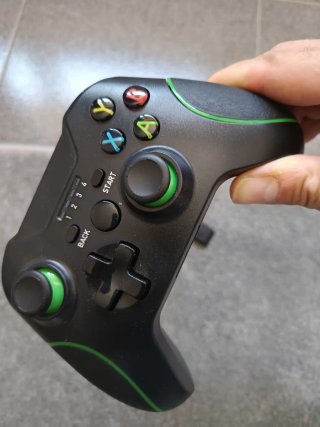 Vendo Xbox One + jogos + comando sem fios (pen)