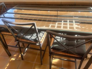 Mesa forja negra y cristal + 4 sillas