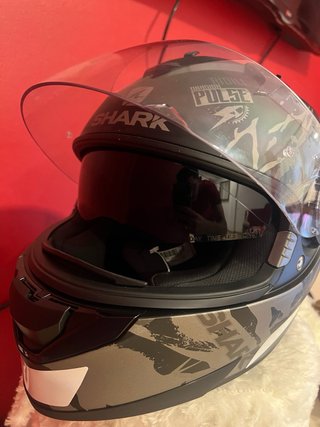 Casco de moto negro con diseño SHARK TALLA XS