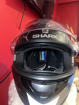 Casco de moto negro con diseño SHARK TALLA XS