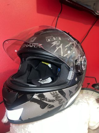 Casco de moto negro con diseño SHARK TALLA XS