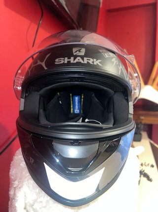 Casco de moto negro con diseño SHARK TALLA XS