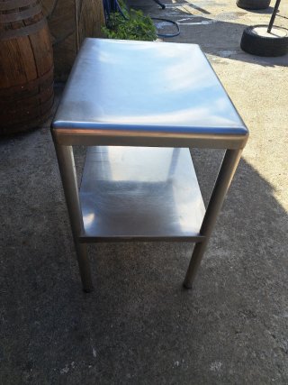 Mesa de acero inoxidable con estante
