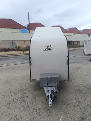 Remolque cerrado para motos