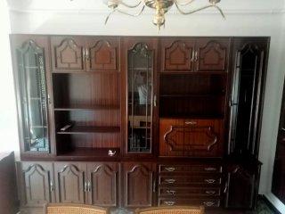 Mueble de salón de madera y cristal.