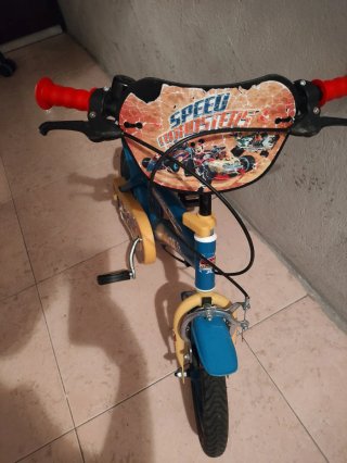 Bicicleta infantil azul y roja