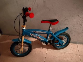 Bicicleta infantil azul y roja