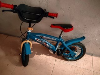 Bicicleta infantil azul y roja