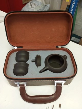 Tetera con maletín de viaje