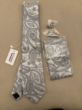Corbata, pañuelo y gemelos plateados,alfiler