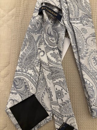 Corbata, pañuelo y gemelos plateados,alfiler