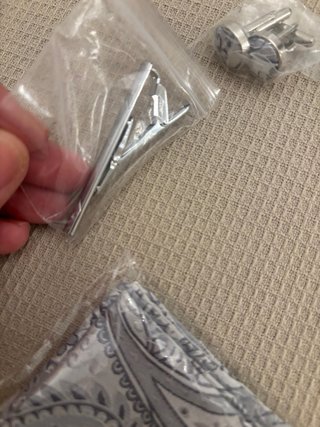 Corbata, pañuelo y gemelos plateados,alfiler