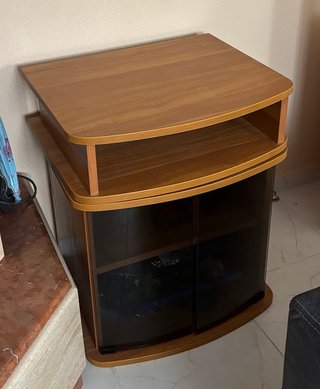 Mueble TV madera y cristal curvo