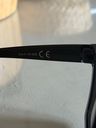 Gafas de sol negras y marrones