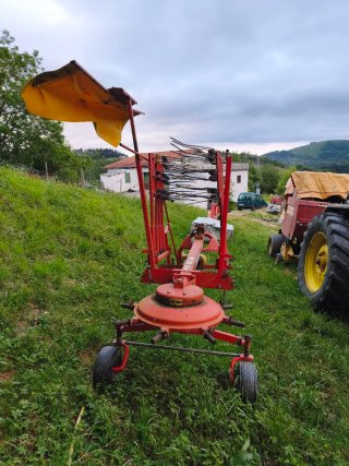 Rastrillo hilerador agrícola