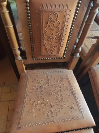 Sillas de madera y cuero tallado