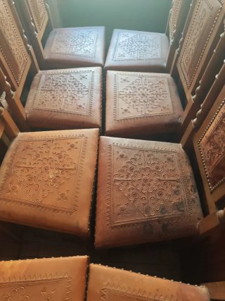 Sillas de madera y cuero tallado