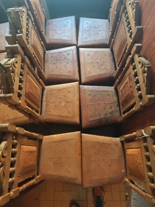 Sillas de madera y cuero tallado