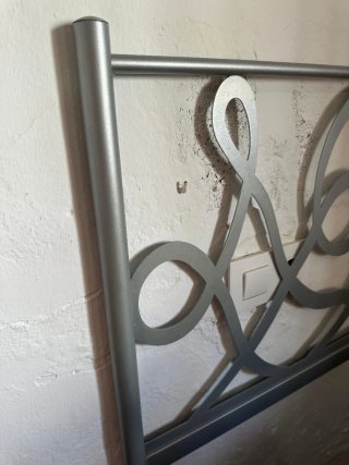 Cabecero de cama metálico gris