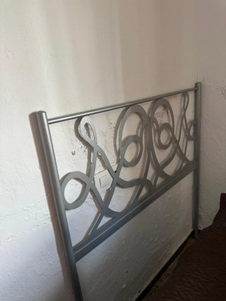 Cabecero de cama metálico gris
