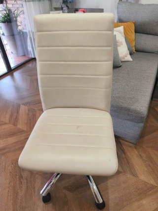 Silla de escritorio beige con ruedas