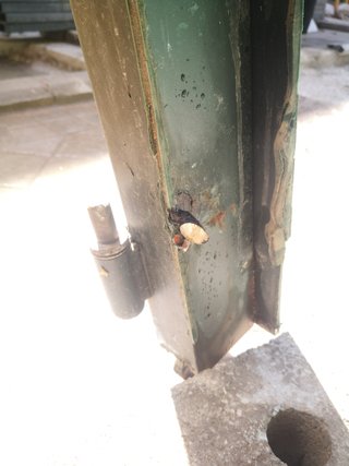 Puerta de portal dos hojas de hierro.