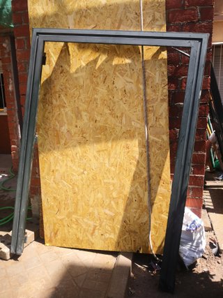 Puerta de portal dos hojas de hierro.