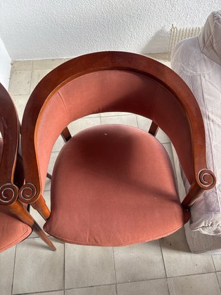 Dos sillones de madera y tela