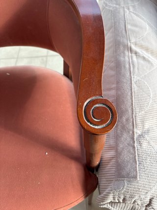 Dos sillones de madera y tela
