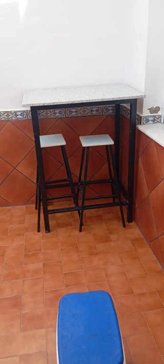 Mesa alta y dos bancos para exteriores