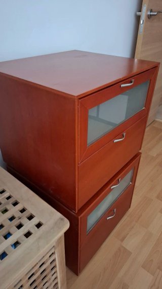 Mesitas de noche de madera y cristal