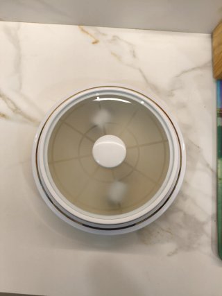 Lámpara de techo redonda dorada y blanca