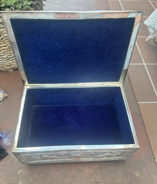 Caja de metal decorada