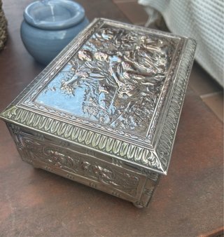 Caja de metal decorada