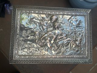 Caja de metal decorada