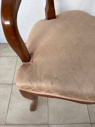 Sillón de madera con tapicería beige