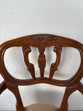 Sillón de madera con tapicería beige