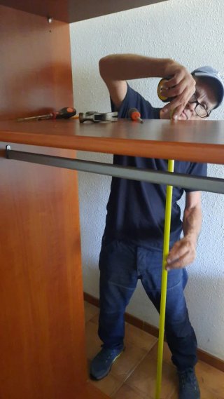 Herramientas de carpintería: sierra, martillo, des