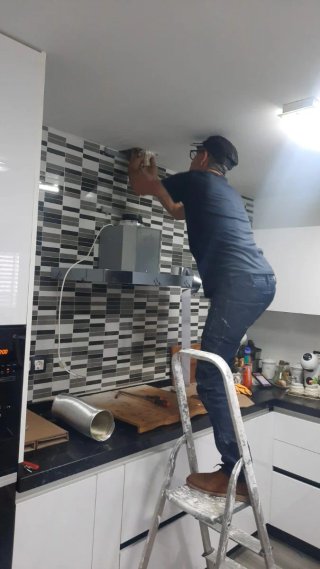 Herramientas de carpintería: sierra, martillo, des